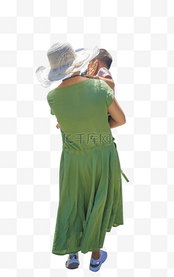 母亲节旅游图片_母亲抱着小孩的背影图
