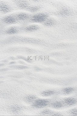 白雪皑皑的群山图片_冬季雪地地面