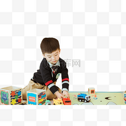 幼儿园招生图片_玩玩具的小男孩