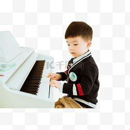专心弹钢琴的孩子