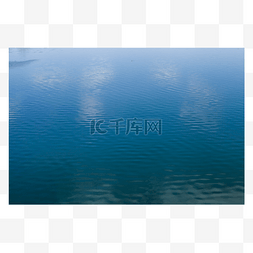 波光粼粼的水面图片_波光粼粼的蔚蓝色水面