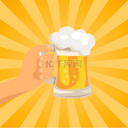 传统饮料图片_手拿着传统的泡沫啤酒杯。