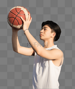 男生打篮球投篮