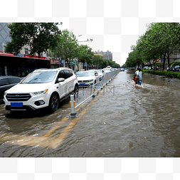 被淹的城市汽车被淹的街道上行驶