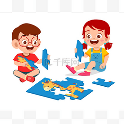 快乐可爱的小男孩和小女孩玩拼图