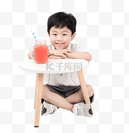 夏季喝果汁图片_男孩喝西瓜汁