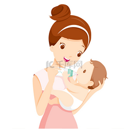 快乐爸爸妈妈图片_母亲与婴儿瓶中的牛奶喂养的婴儿