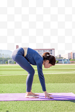 女性瘦身图片_操场瑜伽垫上练瑜伽运动健身训练