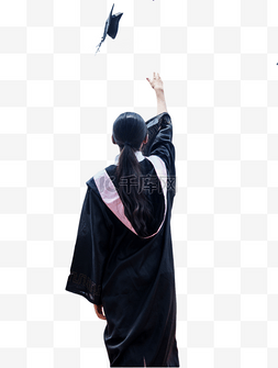 毕业学生女生扔学士帽背影