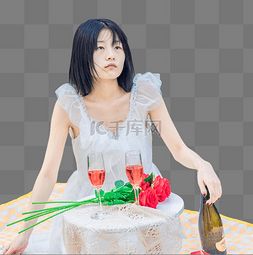 美女草坪喝红酒真人夏天裙子野餐