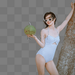 海边清新图片_人物午后美女沙滩手拿椰子