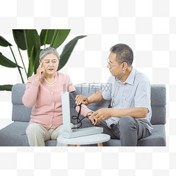家庭医生图片_医疗养生白天两位老人客厅量血压