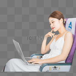 女乘客飞机客舱内看电脑打字