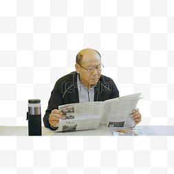 老年人在家看报纸阅读