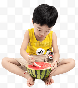 吃西瓜人物图片_夏季男孩用勺子吃西瓜