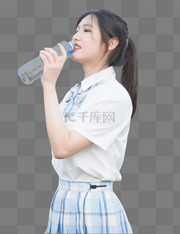 女高中生喝水
