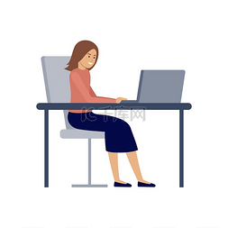 女经理正在电脑上工作。