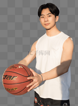 篮球图片_男生抱着篮球