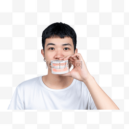 白色t恤图片_保护牙齿的青年男性