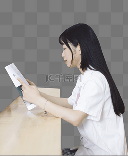 女孩教室里看书