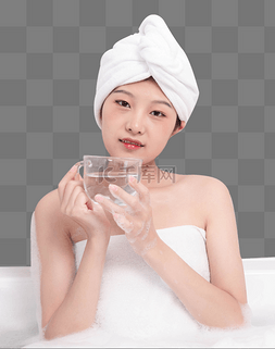 美女喝水图片_浴缸洗澡美女喝水