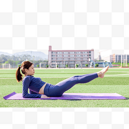 瑜伽老师和瑜伽垫图片_户外操场年轻运动女性瘦身在瑜伽