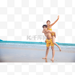 人物海边玩耍图片_情人节爱情一对情侣沙滩背着玩耍