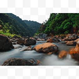 瀑布景色图片_山里的溪水景色山峰