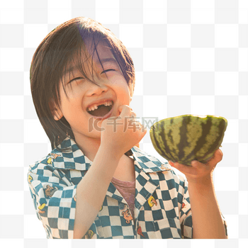 长发小男孩开心吃西瓜
