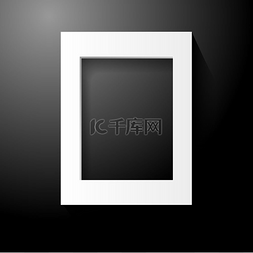 相框图片_黑色背景上的白色木制相框。