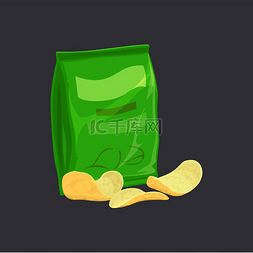 绿色包装的咸味薯片单独的脆薯片