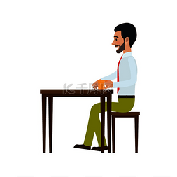 男人坐在椅子上的桌子旁喝茶的侧