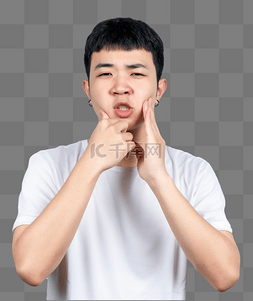 白色短袖青年男子牙痛动作展示