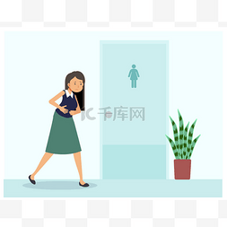 一个女人站在厕所前肚子痛.女人