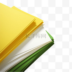 棕色木桌上的白绿黄相间的纸