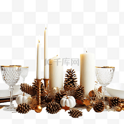 白色蜡烛和锥体之间的感恩节餐桌