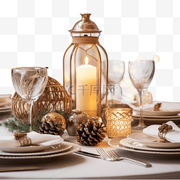 圣诞餐桌上的节日装饰与蜡烛