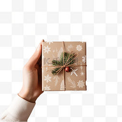 手握包装礼品盒和圣诞贺卡在木桌