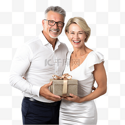 拿女性图片_成熟快乐的夫妇拿着礼物盒在圣诞