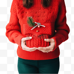 红色的礼物袋图片_女性手中的圣诞礼物袋