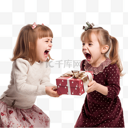 两个小女孩在圣诞节为礼物打架的