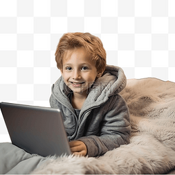 拿着电脑的男孩图片_一个男孩拿着笔记本电脑坐在圣诞