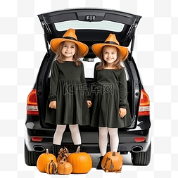 两个小女孩庆祝万圣节汽车后备箱