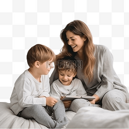 一位快乐的母亲和她的儿子坐在房