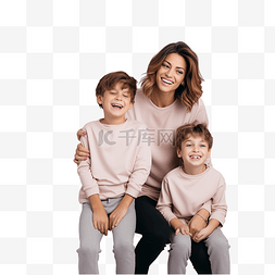 妈妈和两儿子图片_妈妈和两个儿子在粉红色的墙和圣