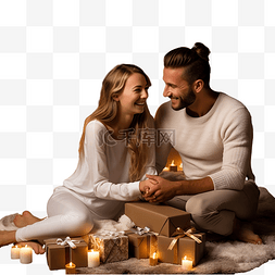 快乐的年轻夫妇坐在燃烧的壁炉旁