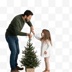 爸爸站在圣诞树旁和女儿玩耍