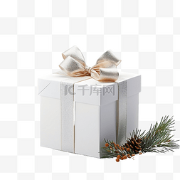 松树枝间装饰盒中的圣诞礼物白色