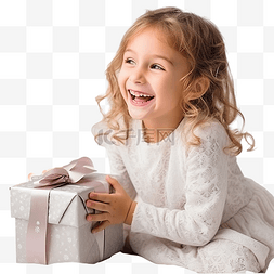 圣诞树上拿着礼物笑着的女孩