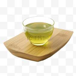 木板上放一杯绿茶